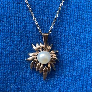 Vintage 14K gold pendant with pearl and chain